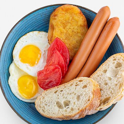 Континентальный завтрак с глазуньейв Вилка Ложка по цене 318 ₽