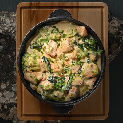 Тава с лососем, брокколи и шпинатом в Cascade по цене 1390 ₽