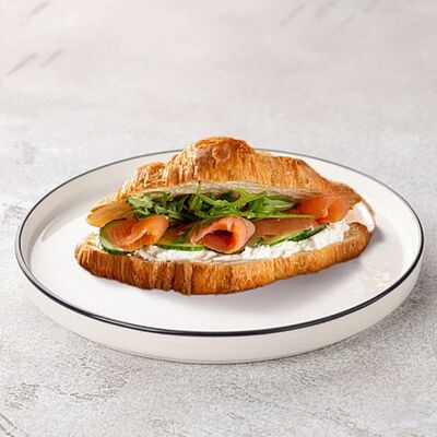 Круассан с лососем в Шоколадница по цене 490 ₽