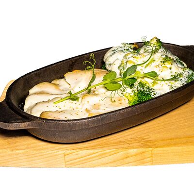 Запеченная куриная грудка с брокколи и сметаной в The art cafe по цене 495 ₽