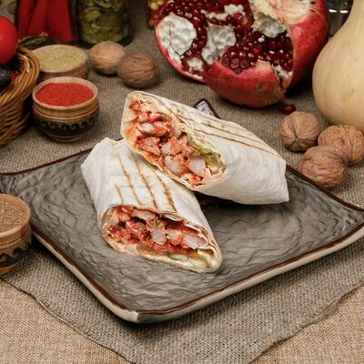 Шаурма по-ливански с бараниной в тандырном лаваше в Пельменная по цене 300 ₽