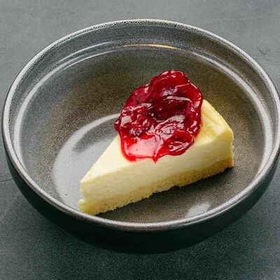 Чизкейк с вишневым соусом в Mama Pizza по цене 350 ₽