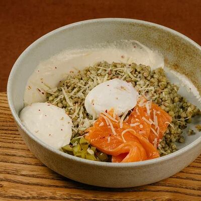 Зеленая гречка с муссом из пармезана и слабосоленым лососем в Sunny cafe по цене 1040 ₽