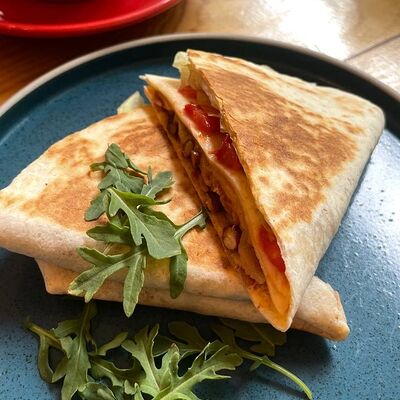 Кесадилья с беконом в Кофейня №5 по цене 400 ₽