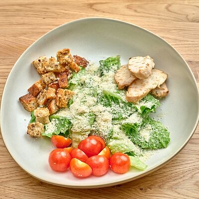 Цезарь с курицей в Местные по цене 990 ₽