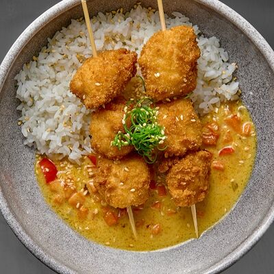 Курица тори кацу и овощная сальса в соусе карри на подушке из отварного риса в 96 азиаток по цене 675 ₽