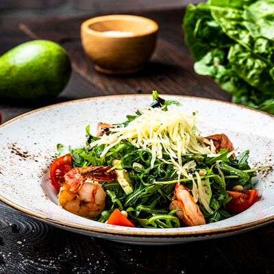 Салат Тёплый из руколы с креветками в Мархал по цене 725 ₽