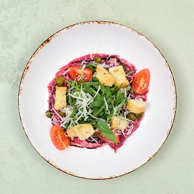 Карпаччо из говядины в Пармезан и пури по цене 420 ₽