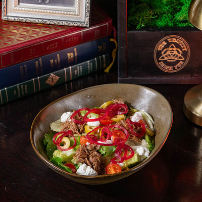 Салат с рваной говядиной в Ирландский паб Тринити по цене 690 ₽