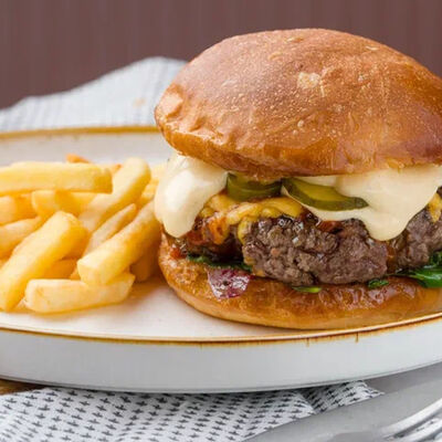 Бургер с говяжьей котлетой и картофелем фри в Смена вкуса по цене 440 ₽