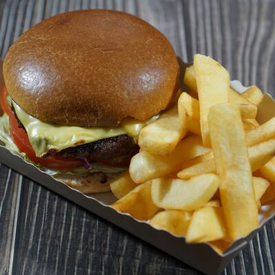 Бургер с говядиной на углях Xl в У Швейка гриль на углях по цене 460 ₽