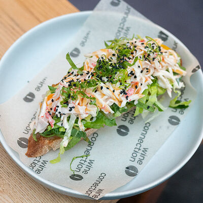 Брускетта с крабом, авокадо и томатами в Wine Connection по цене 450 ₽