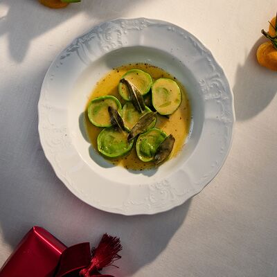 Равиоли с уткой конфи и Пекорино Романов Salone pasta & bar по цене 950 ₽