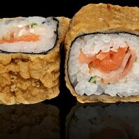 Горячий ролл с лососем и беконом в Пусан