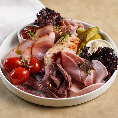 Плато мясных деликатесов в Компот по цене 870 ₽