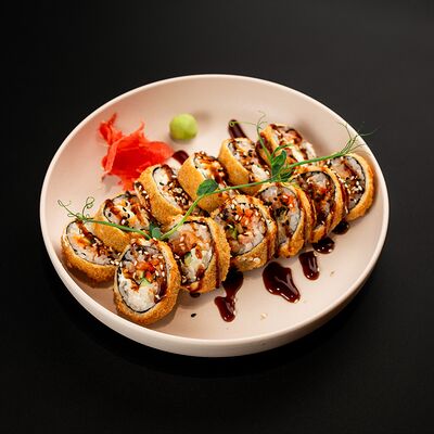 Теплый ролл с лососемв Oji по цене 570 ₽