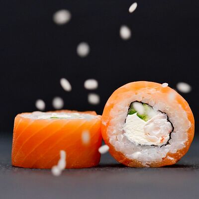 Филадельфия с креветкой в Дзиро суши-бар по цене 950 ₽