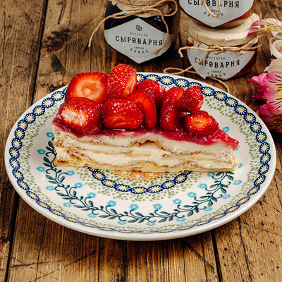 Торт ванильно-заварной с клубникой в Сыроварня по цене 830
