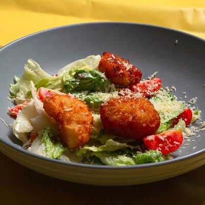 Цезарь с креветкой в Co.mein по цене 560 ₽