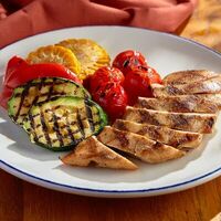 Куриная грудка на гриле с печеными овощами в BBQ Beer Restaurant