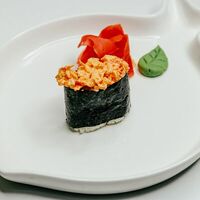 Острые суши с крабовым мясом и салатной креветкой в Yokozuna