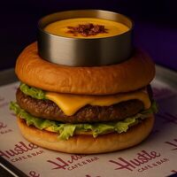 Фирменный бургер Hustle в Hustle Bar & Cafe