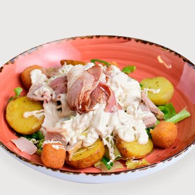 Салат с бужениной, беконом и жареным сыром в Самое популярное кафе по цене 270