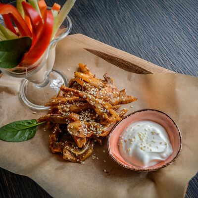 Уши свиные копчёные с хрустящими овощами в Чо? Капчо! по цене 320