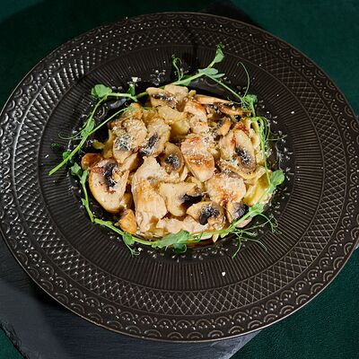 Фетучини с курицей и грибами в сливочном соусе в Solar Coffee по цене 430 ₽