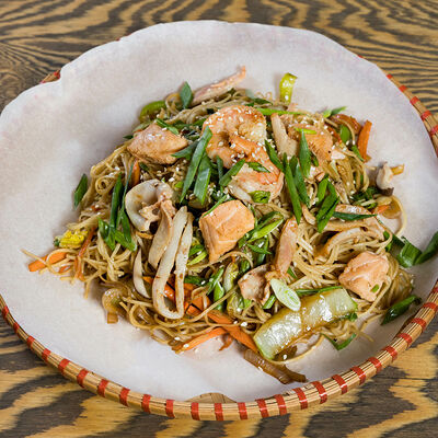 Лапша яичная с морепродуктами в Starwok по цене 610