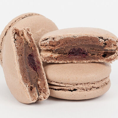 Макарон Вишня-тёмный шоколад в Fastbento по цене 169 ₽