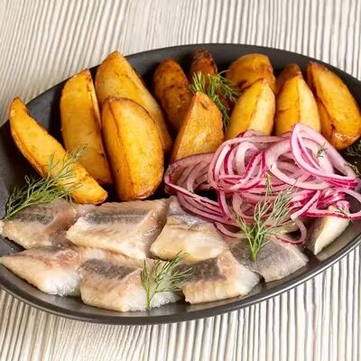 Атлантическая сельдь с жареным картофелем в Bella Strada по цене 590 ₽