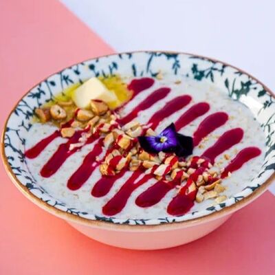 Овсяная каша с маслом и джемом в We want more по цене 340 ₽