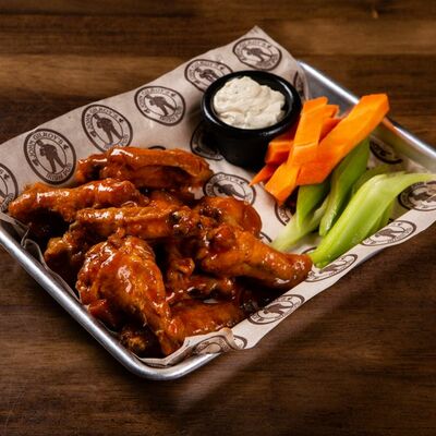 Куриные крылья в John Gilroys по цене 1350 ₽