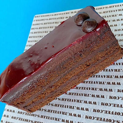 Торт Малина-шоколад в Тревеллерс кофе по цене 379 ₽