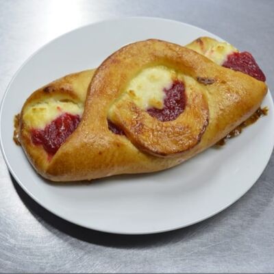 Булочка с Творогом и Клубникой в Aliya Uz-Food по цене 159 ₽