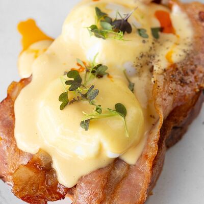 Яйца бенедикт с беконом в MR. CUP по цене 540 ₽