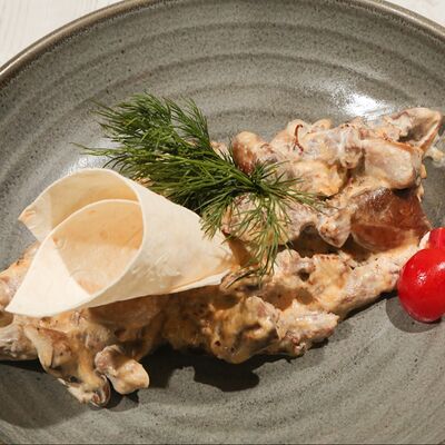 Телятина с грибами в сливочном соусев Троя по цене 780 ₽