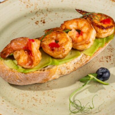Брускетта с креветками и авокадо в Шеф-Рояль по цене 485 ₽
