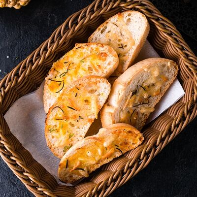 Корзинка с сырными гренками из багета в ШКВАРКИ по цене 6 р.