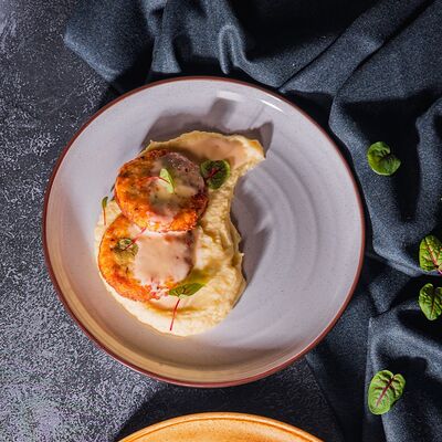 Котлетки из цыпленка с картофельным гратеном и соусом из сморчков в Tre/Quarti по цене 690 ₽