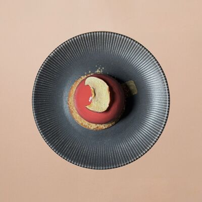 Пирожное яблоко-карамель в Романовская пекарня по цене 450 ₽