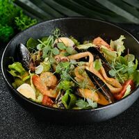 Салат Том ям с морепродуктами в Sabai bar