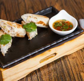 Весенние спринг роллы с креветками в Рецептор по цене 450 ₽