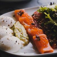 Три яйца с лососем и гуакамоле в ТЁРКА