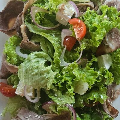 Салат с говядиной, тёплым картофелем и сыром Фета в Panama City по цене 709 ₽