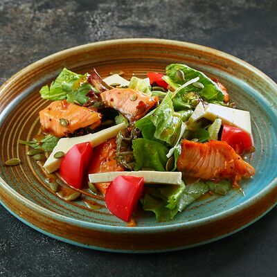 Теплый салат с лососем и сыром сулугуни в ЛарисуВаннуХочу по цене 650