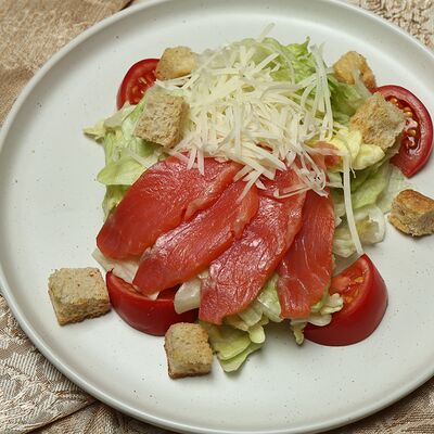 Салат Цезарь с семгой в Тюльпан по цене 630 ₽