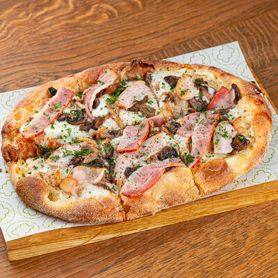 Пинса с беконом, грибами и и трюфельной пастой в Жуй по цене 36 р.