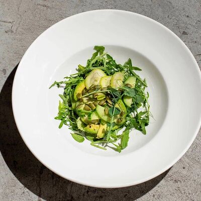 Фирменный зеленый салат в Hurma по цене 700 ₽